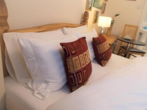 Double room with private bathroom in Art Flat - guests need ID provided
